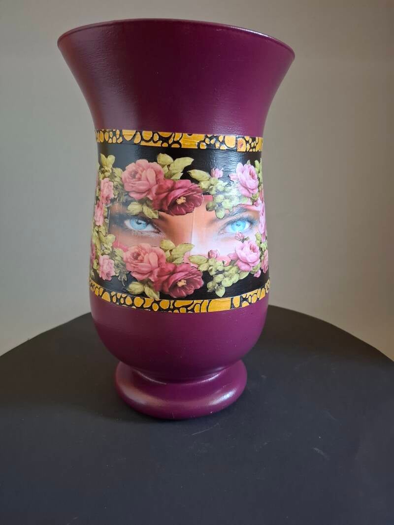 Handgemaakte bordeauxrode vaas met bloemenprint, blauwe ogen en gouden details, bewerkt met decoupage.