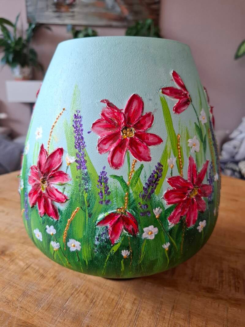 Handbeschilderde vaas met een bloemenweide
