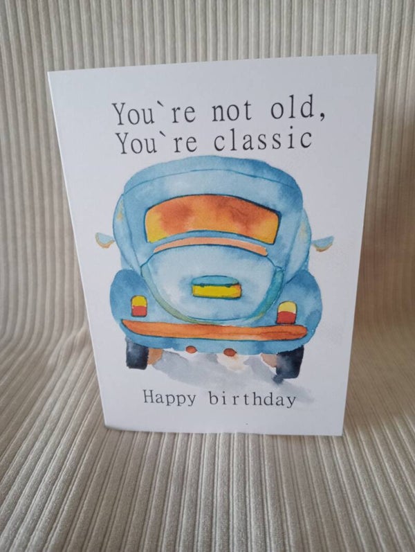 Verjaardagskaart met vintage Kever en de tekst “You’re not old, you’re classic”. Voor jarigen met stijl én zelfspot.