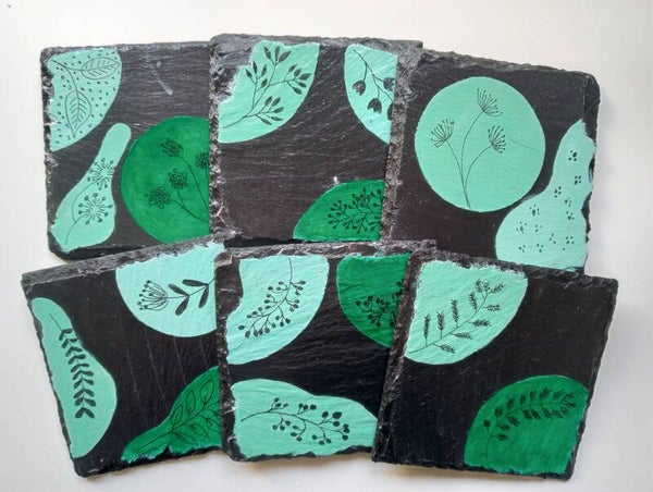 handbeschilderde leistenen onderzetters met groene vlakken en zwarte takjes