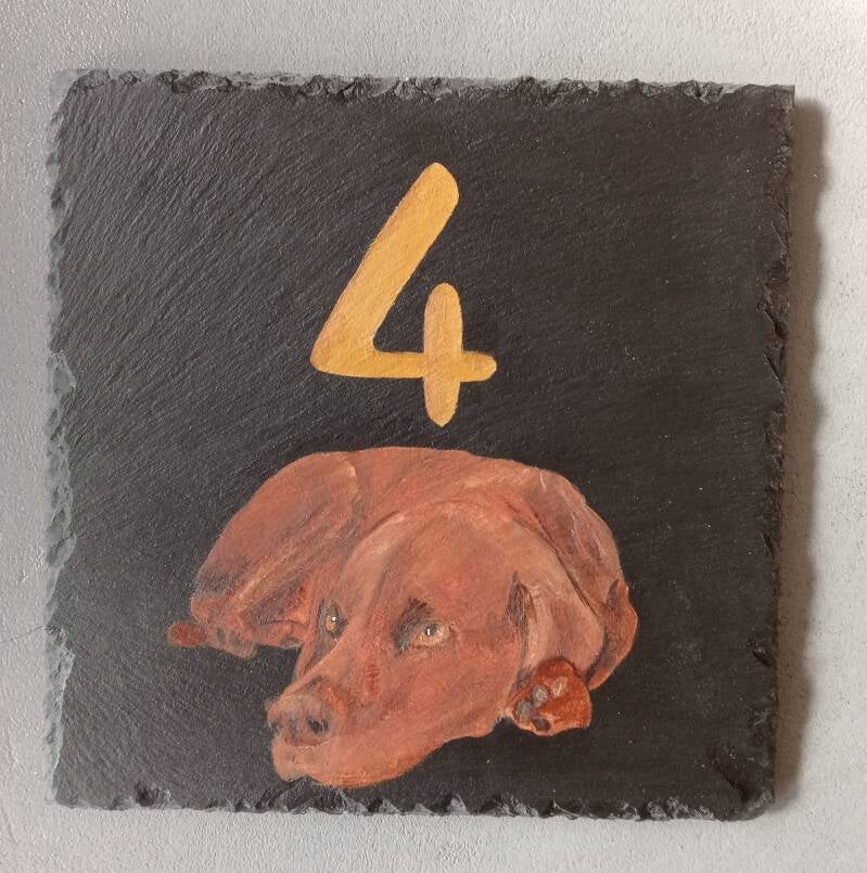 handbeschilderd leistenen huisnummer bordje met een Labrador