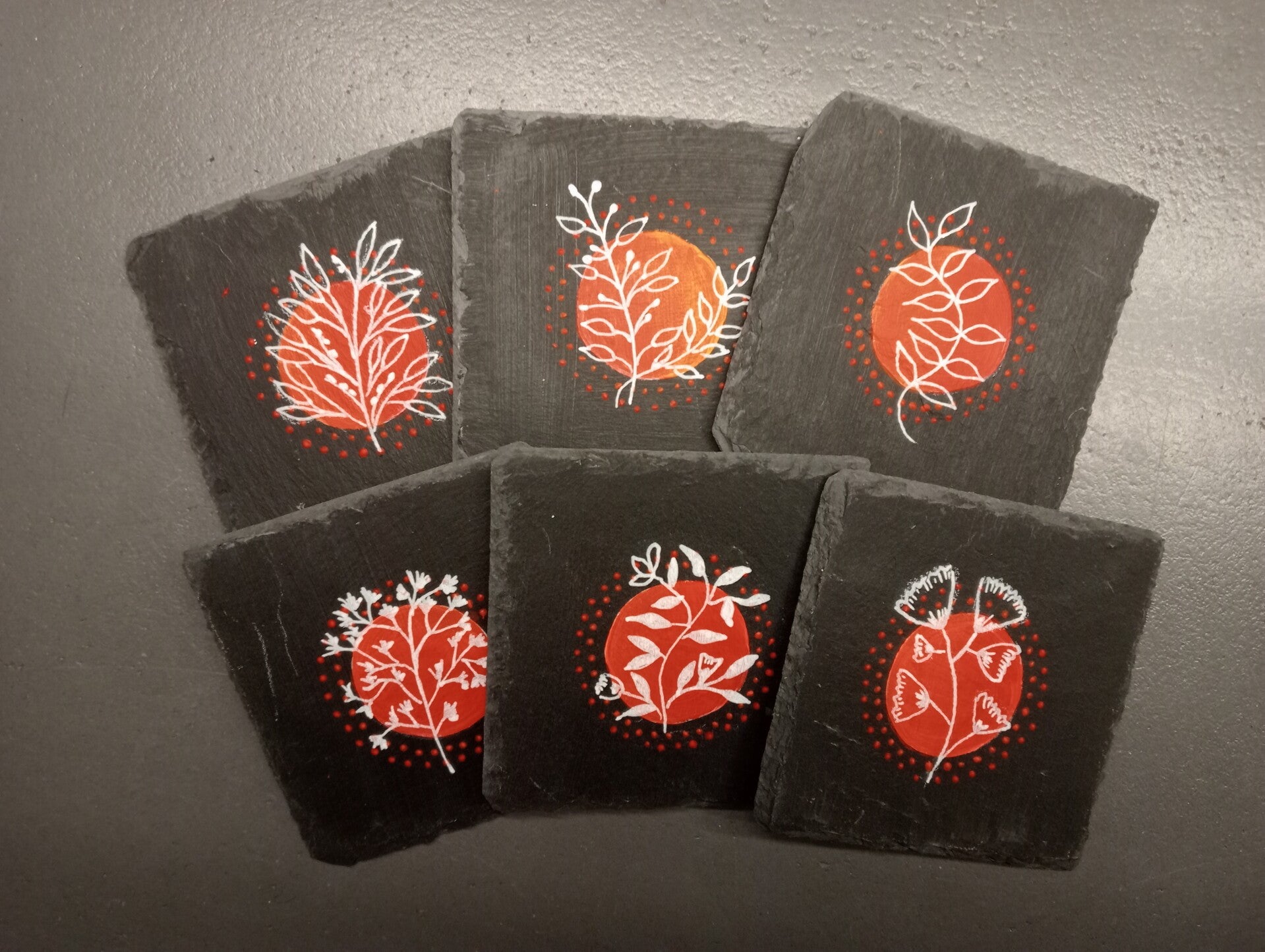 Rode neon bollen met witte takken