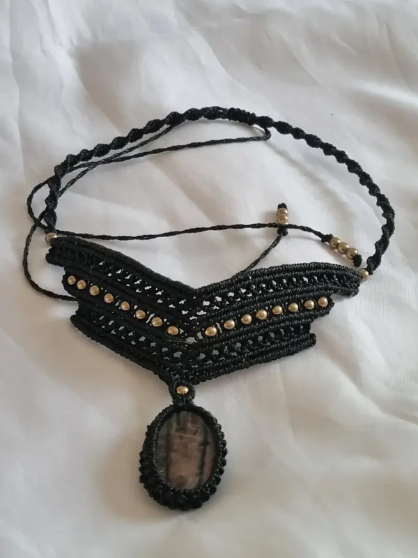 ​Collier Plastron "Éclat d'Ébène" – Jaspe & Hématite Champagne