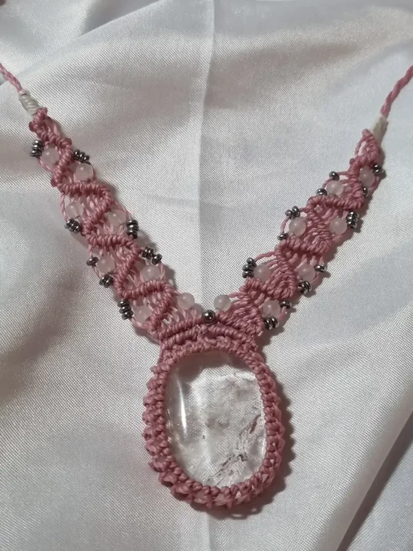 ​✨ Collier plastron "Sérénité Cristalline" : Cristal & Quartz Rose