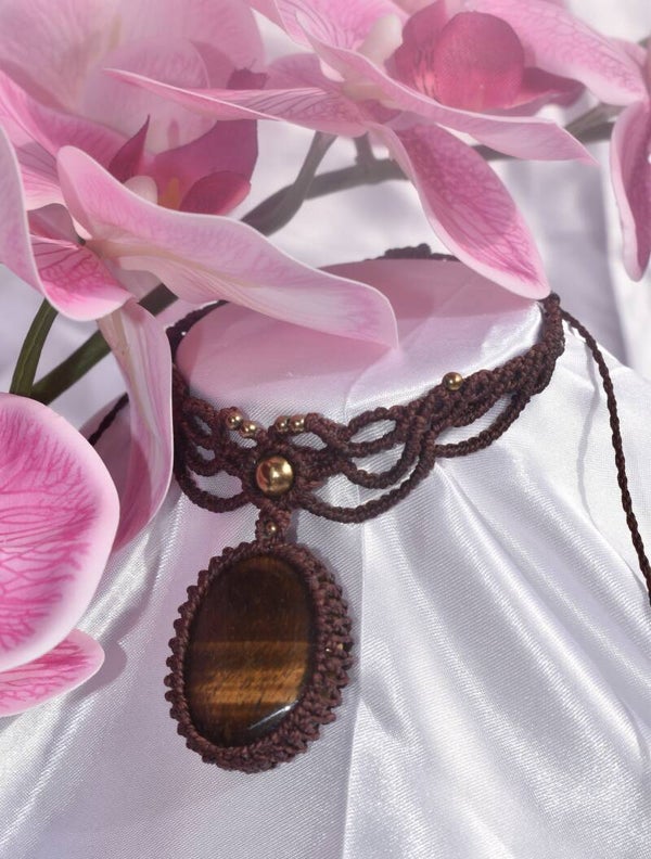 ​Collier Choker « Solaire » – Ras de cou en Micro-Macramé, Œil de Tigre & Hématites dorées