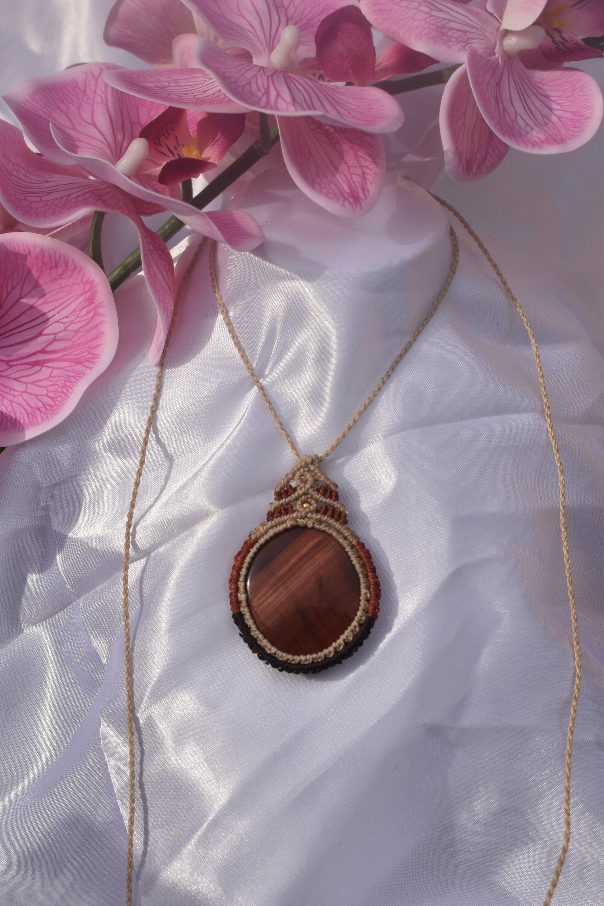 Pendentif « Flamme Sacrée » – Collier en Micro-Macramé, Œil de Tigre Rouge & Hématite Champagne