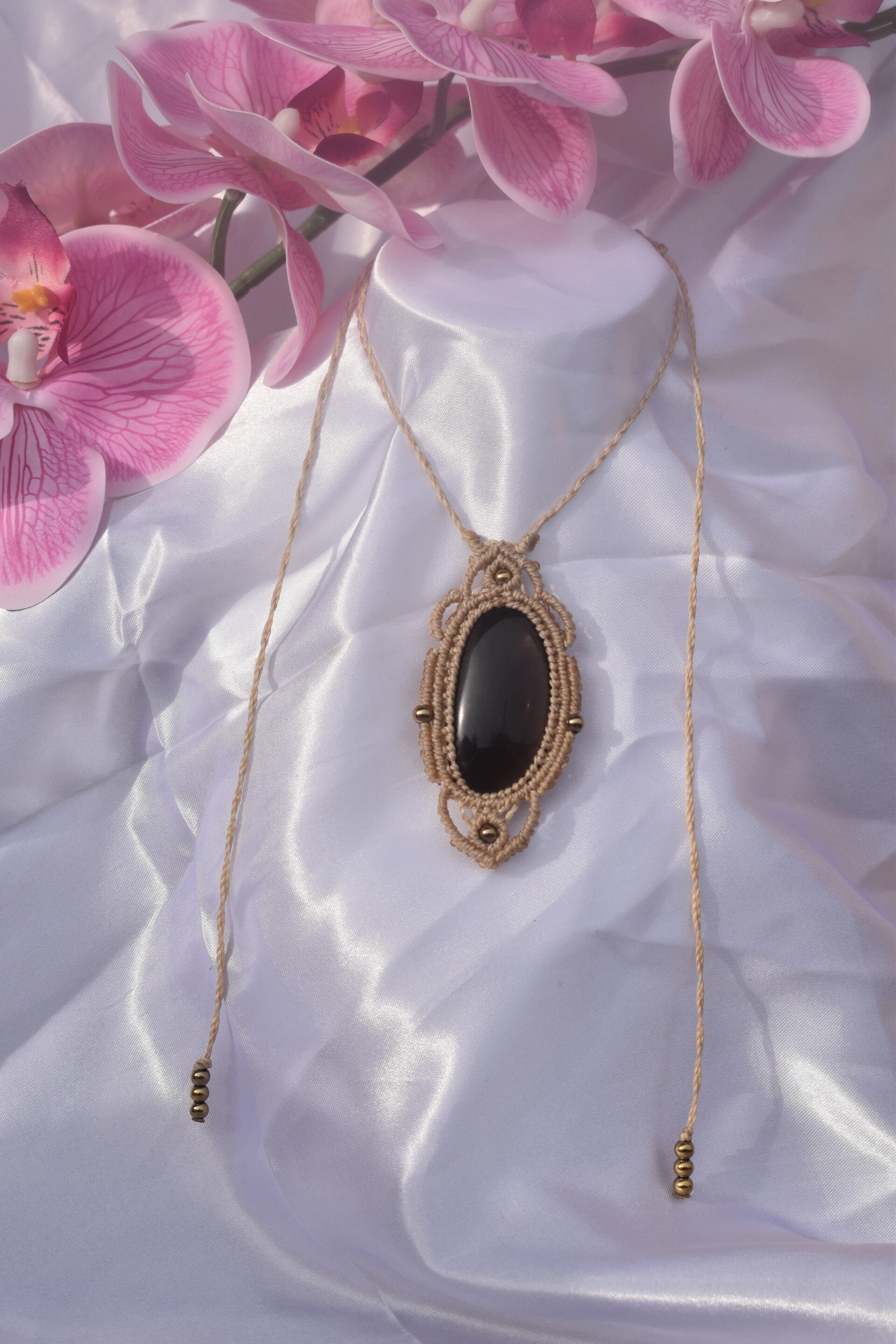 ​Pendentif « Amulette Sacrée » – Collier en Micro-Macramé Beige, Larme d'Apache & Hématites Champagne