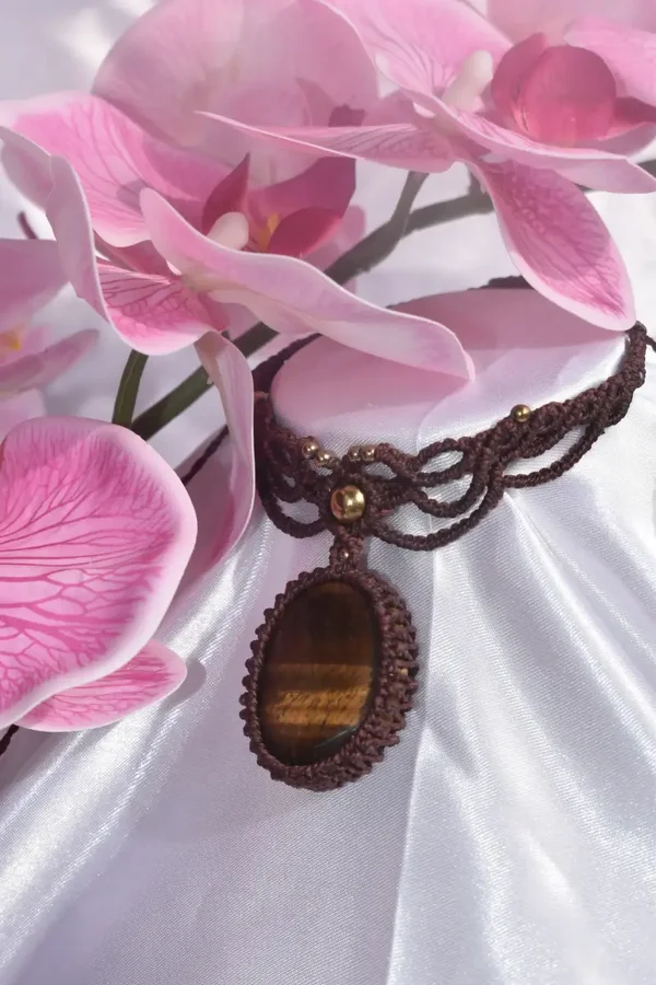 Collier Choker « Solaire » – Ras de cou en Micro-Macramé, Œil de Tigre & Hématites dorées