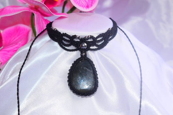 ​Collier Choker « Nuit Étoilée » – Ras de cou en Micro-Macramé Noir, Labradorite & Hématites Silver