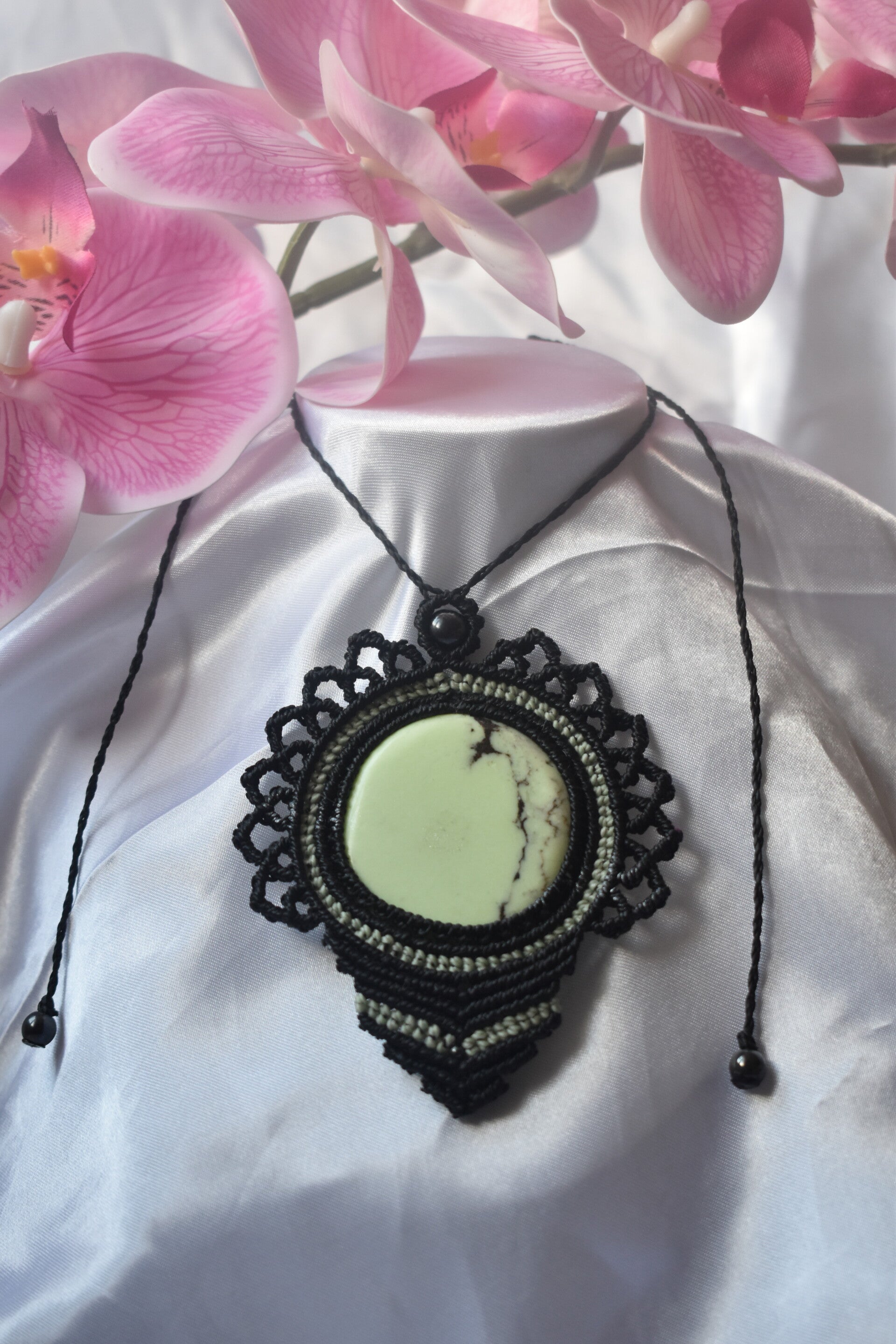 Pendentif « Solstice d'Agrume » – Collier en Micro-Macramé Bicolore, Chrysoprase Citron & Hématite
