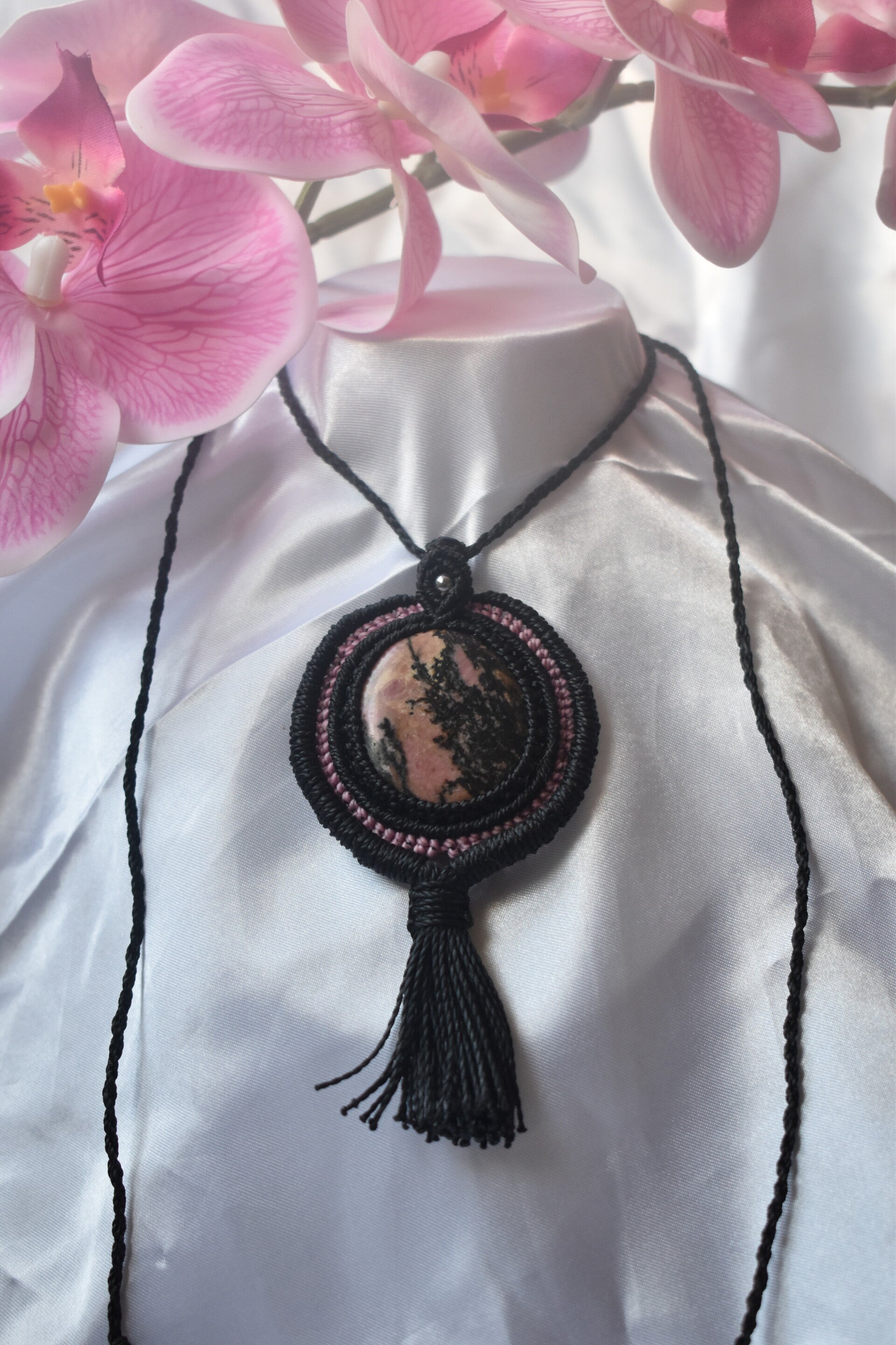 Pendentif « Lotus Siam » – Collier en Micro-Macramé Style Thaï, Rhodonite & Hématite Silver