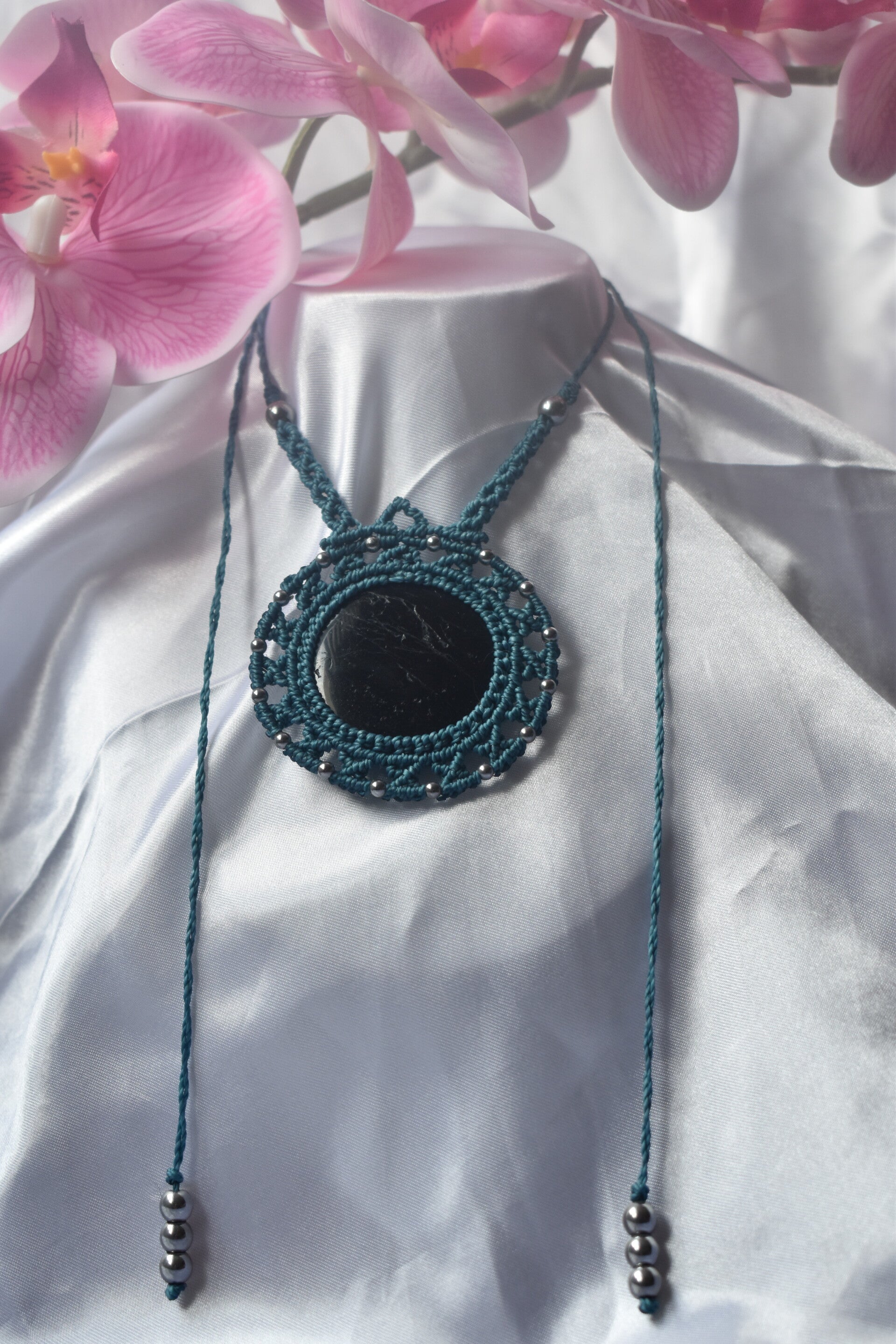 ​Collier « Bouclier Nocturne » – Pendentif Mandala en Micro-Macramé Bleu Canard, Tourmaline Noire & Hématite Silver
