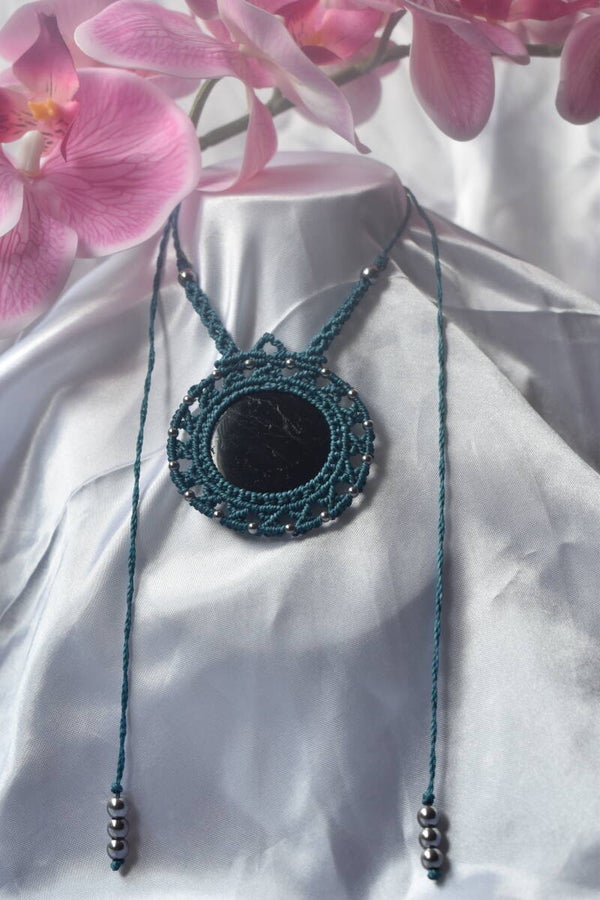 ​Collier « Bouclier Nocturne » – Pendentif Mandala en Micro-Macramé Bleu Canard, Tourmaline Noire & Hématite Silver