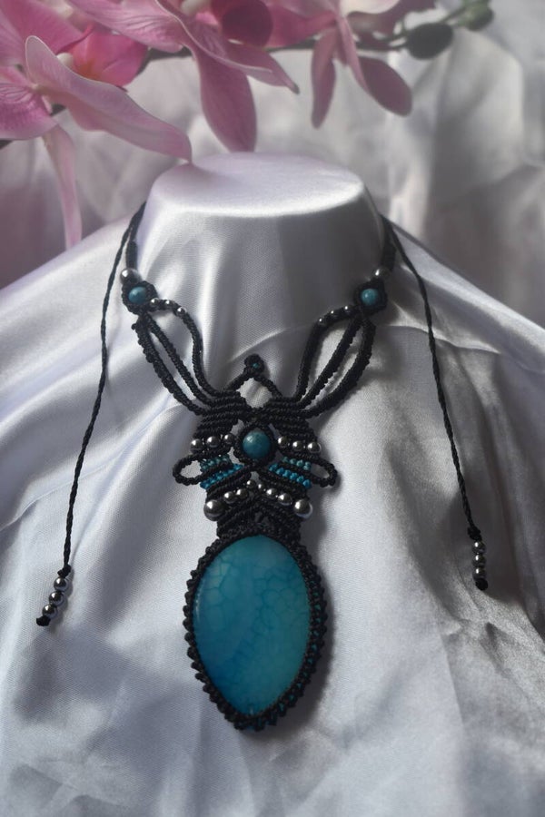 ​Collier Plastron « Lagune d’Afrique » – Plastron en Micro-Macramé Noir, Agate d'Afrique, Perles d'Apatite (6 & 8 mm) & Hématite Silver