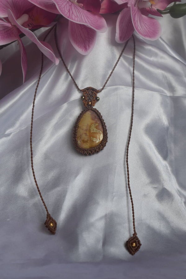 Pendentif « Mémoire des Océans » – Collier en Micro-Macramé Marron, Corail Fossilisé & Hématite Champagne