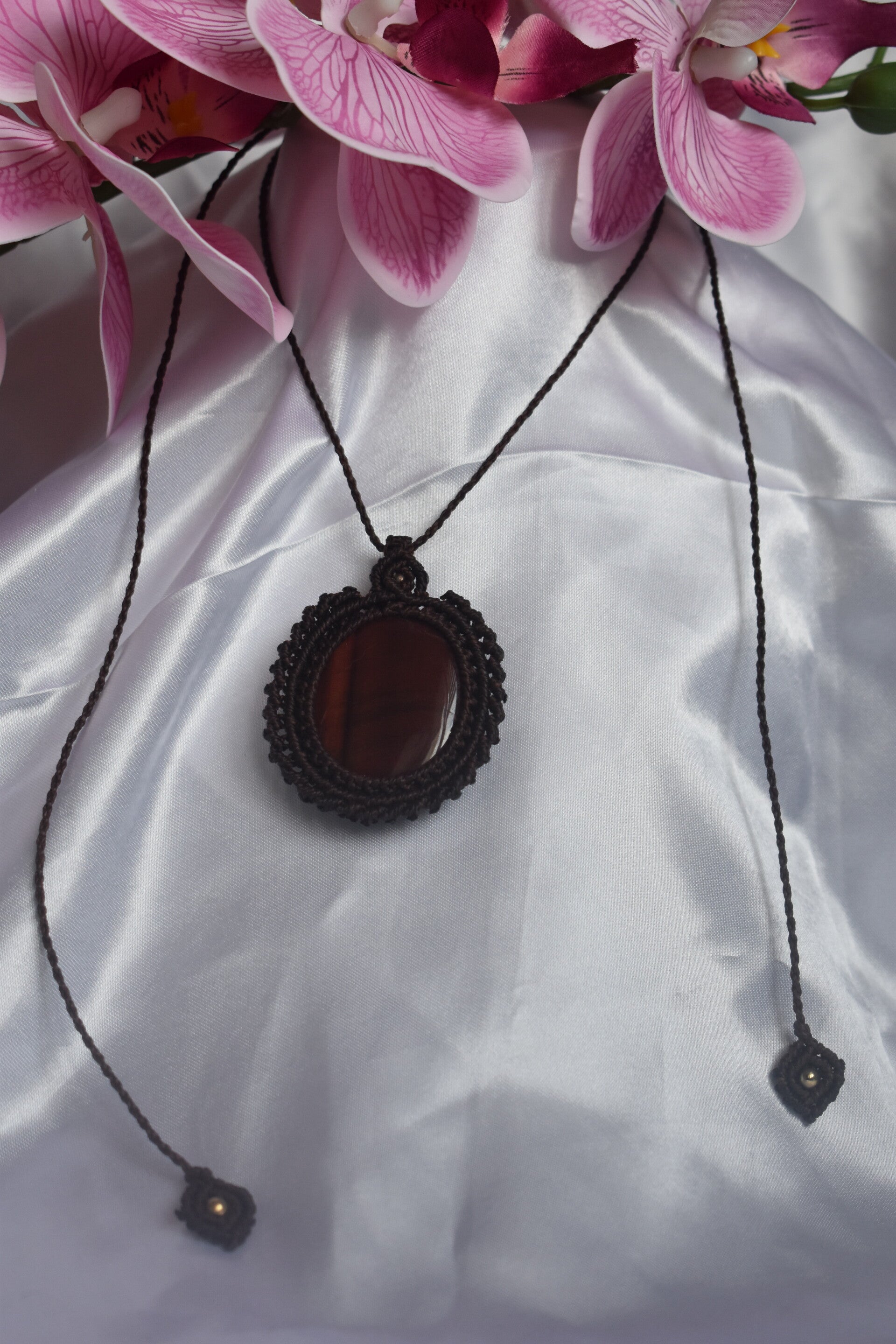 ​Pendentif « Force Solaire » – Collier en Micro-Macramé Chocolat, Œil de Tigre Rouge & Hématite Champagne