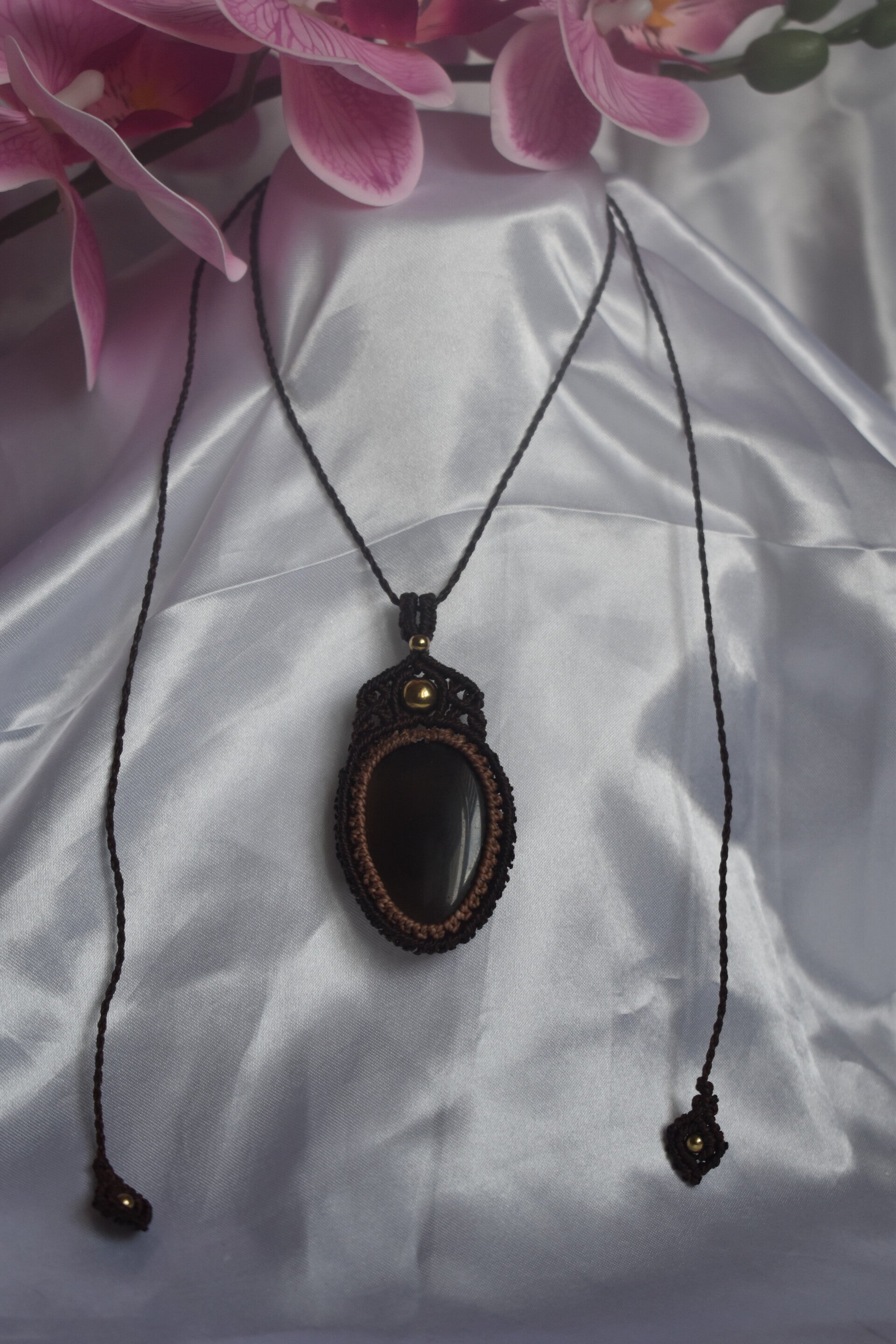 ​Pendentif « Ombre & Lumière » – Collier en Micro-Macramé Bicolore, Larme d'Apache & Hématites Champagne