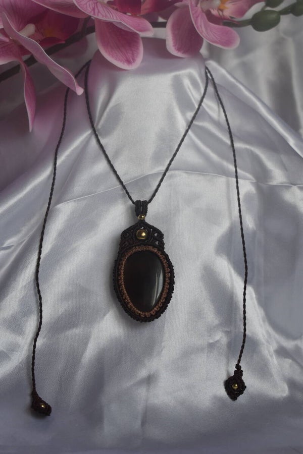 ​Pendentif « Ombre & Lumière » – Collier en Micro-Macramé Bicolore, Larme d'Apache & Hématites Champagne
