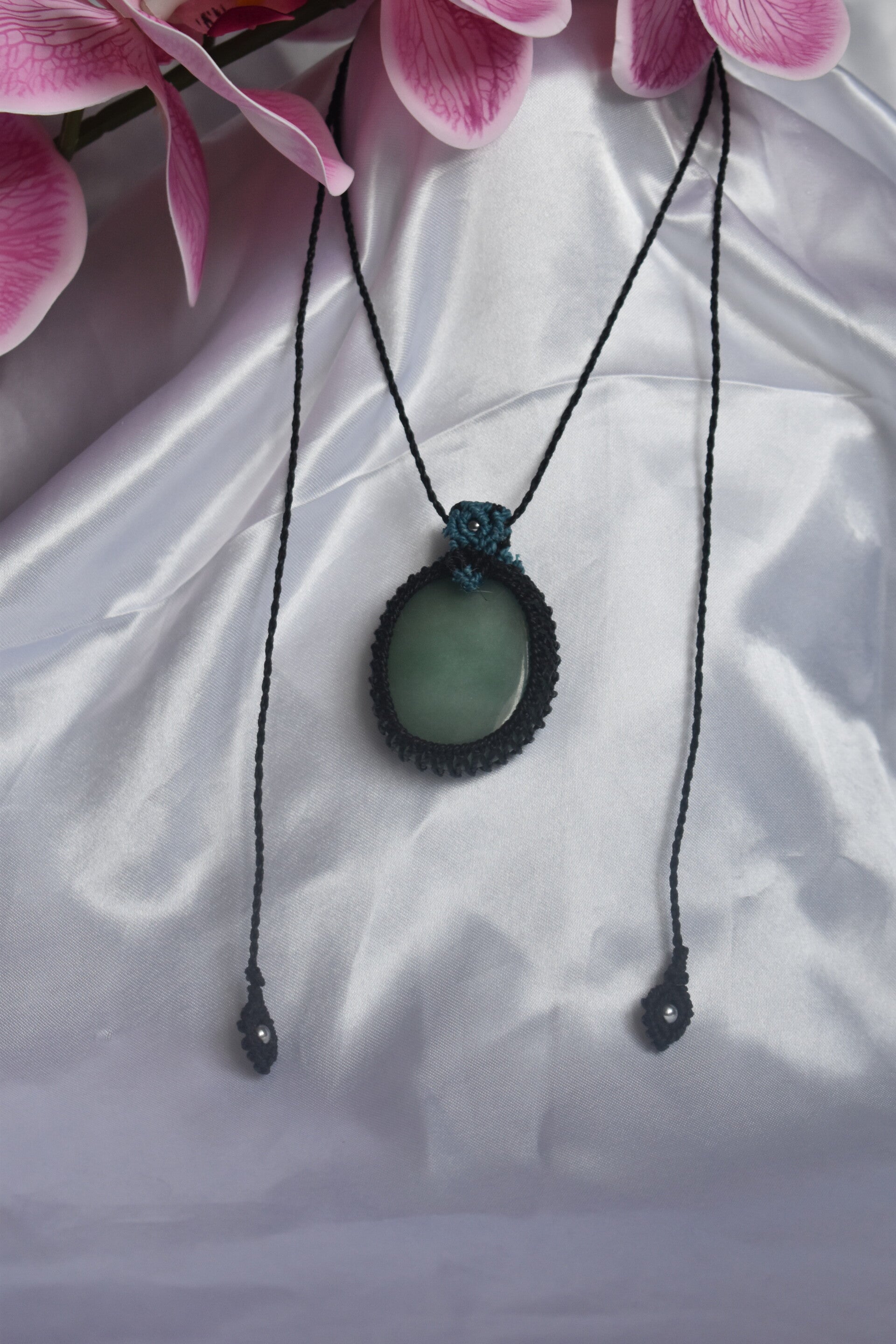 ​Pendentif « Clairière Sauvage » – Collier en Micro-Macramé Bicolore, Aventurine Verte & Hématite Silver