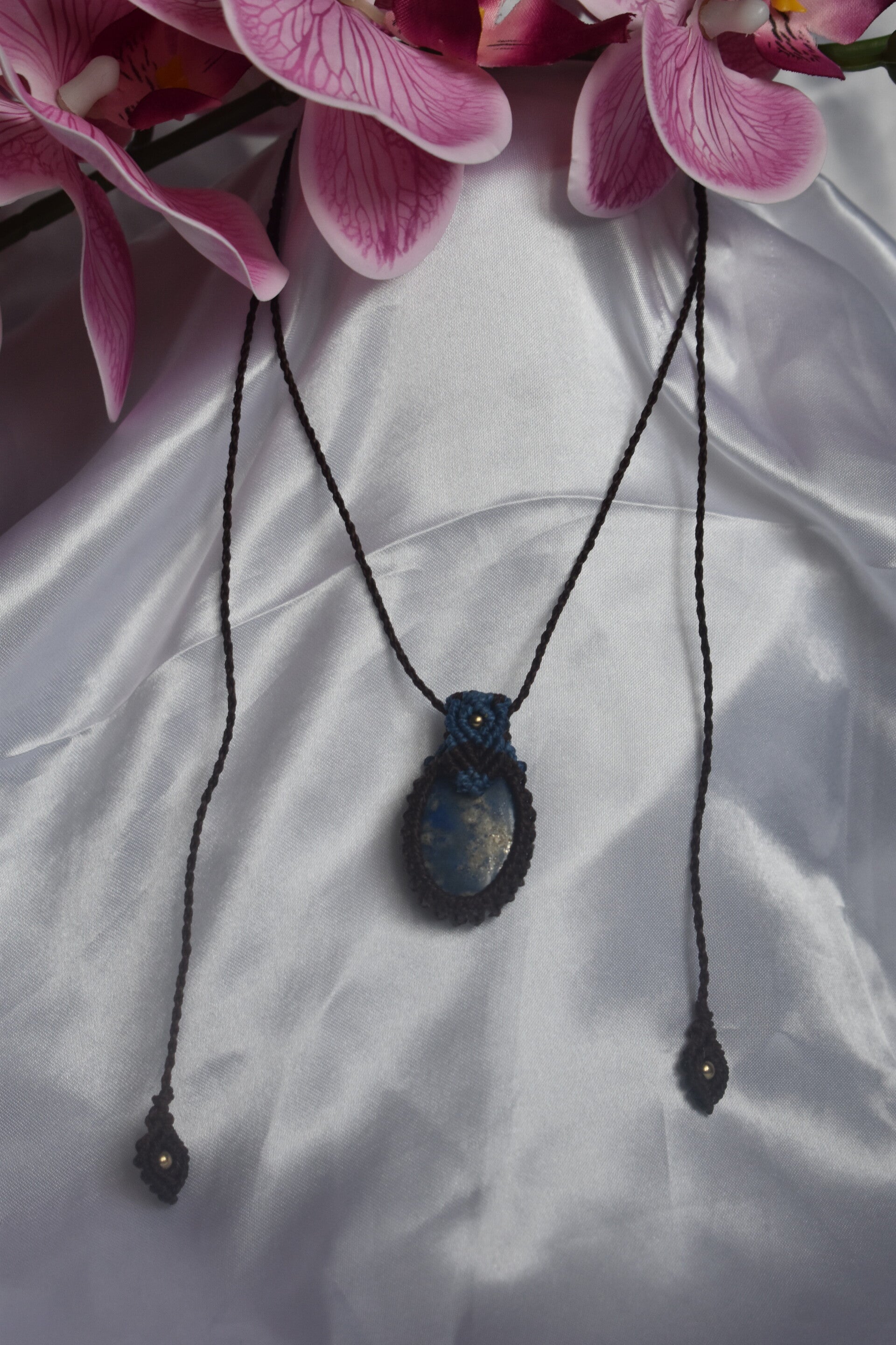 Pendentif « Nuit d'Orient » – Collier en Micro-Macramé Bicolore, Lapis-Lazuli & Hématite Champagne