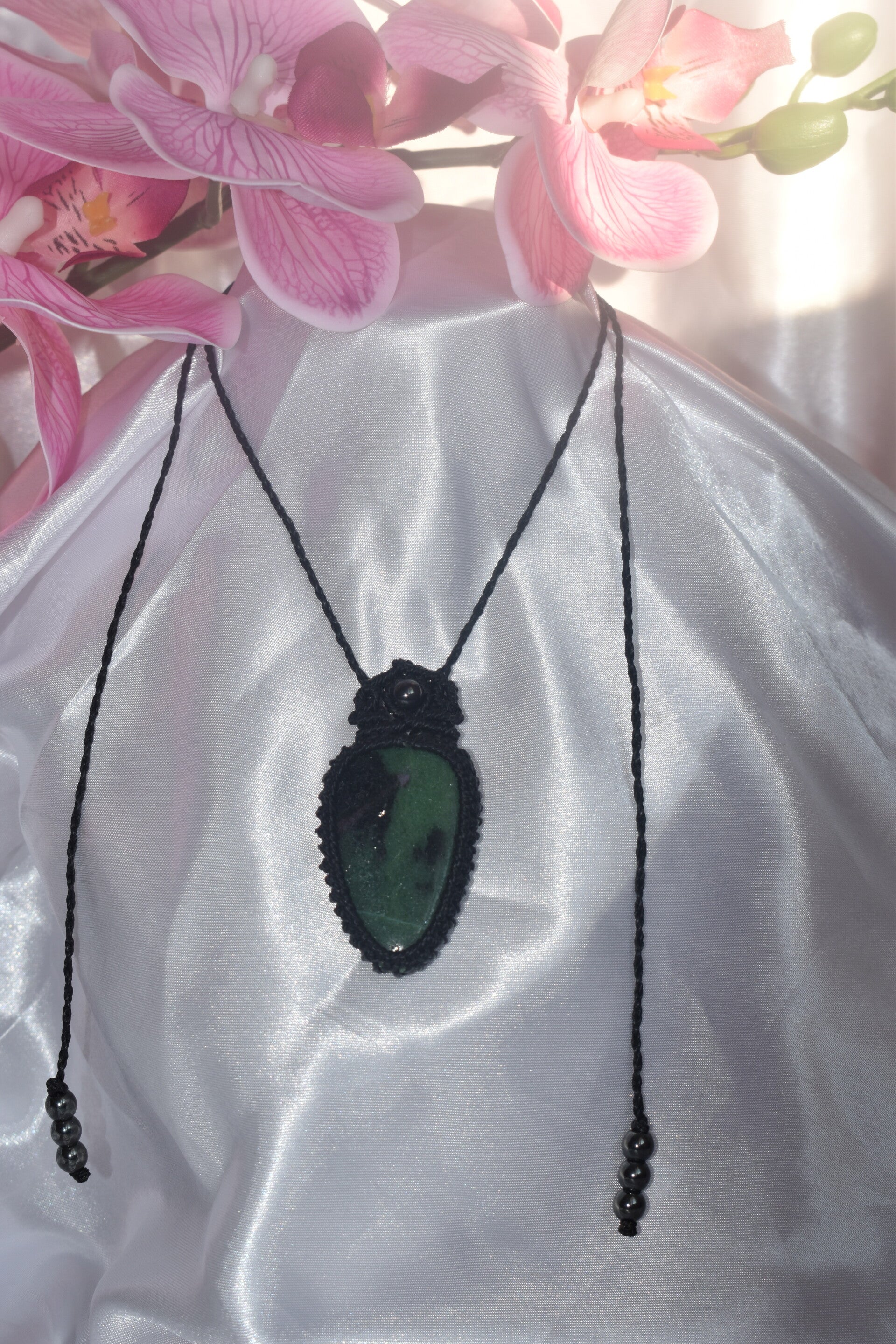 ​Pendentif « Cœur de Cratère » – Collier en Micro-Macramé Noir, Rubis sur Zoïsite & Hématite