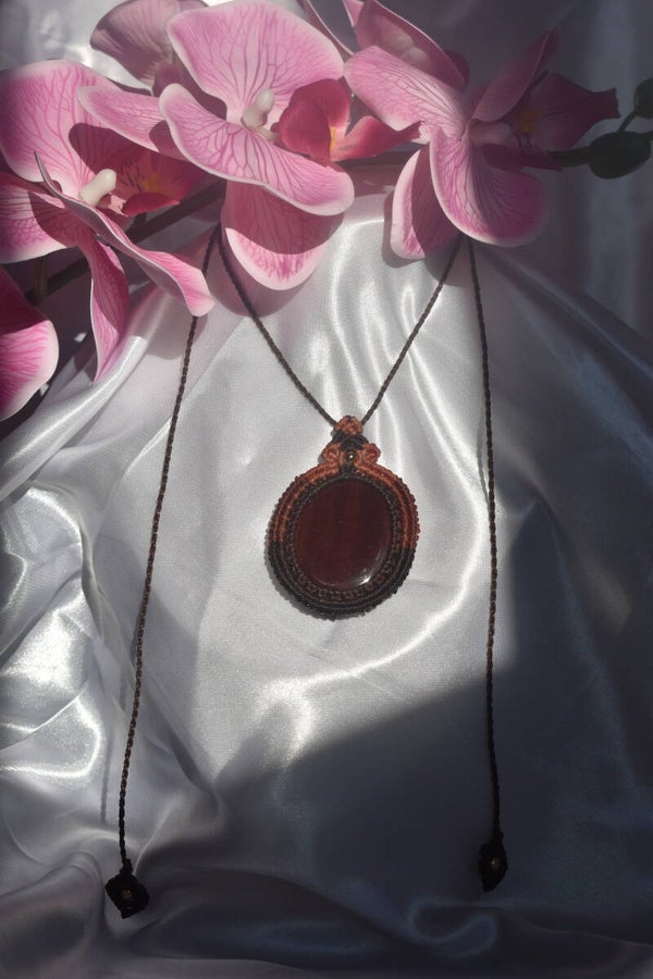 ​Pendentif « Flamme d'Acrobate » – Collier en Micro-Macramé Bicolore, Œil de Tigre Rouge & Hématite Champagne