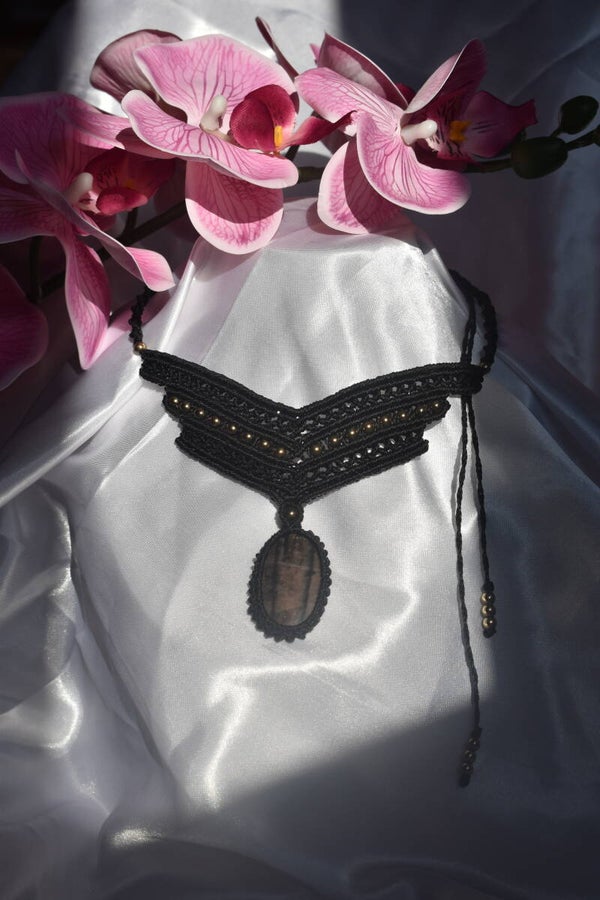 ​Collier Plastron « Empreinte du Temps » – Plastron en Micro-Macramé Noir, Pierre d'Orthocère & Hématite Champagne