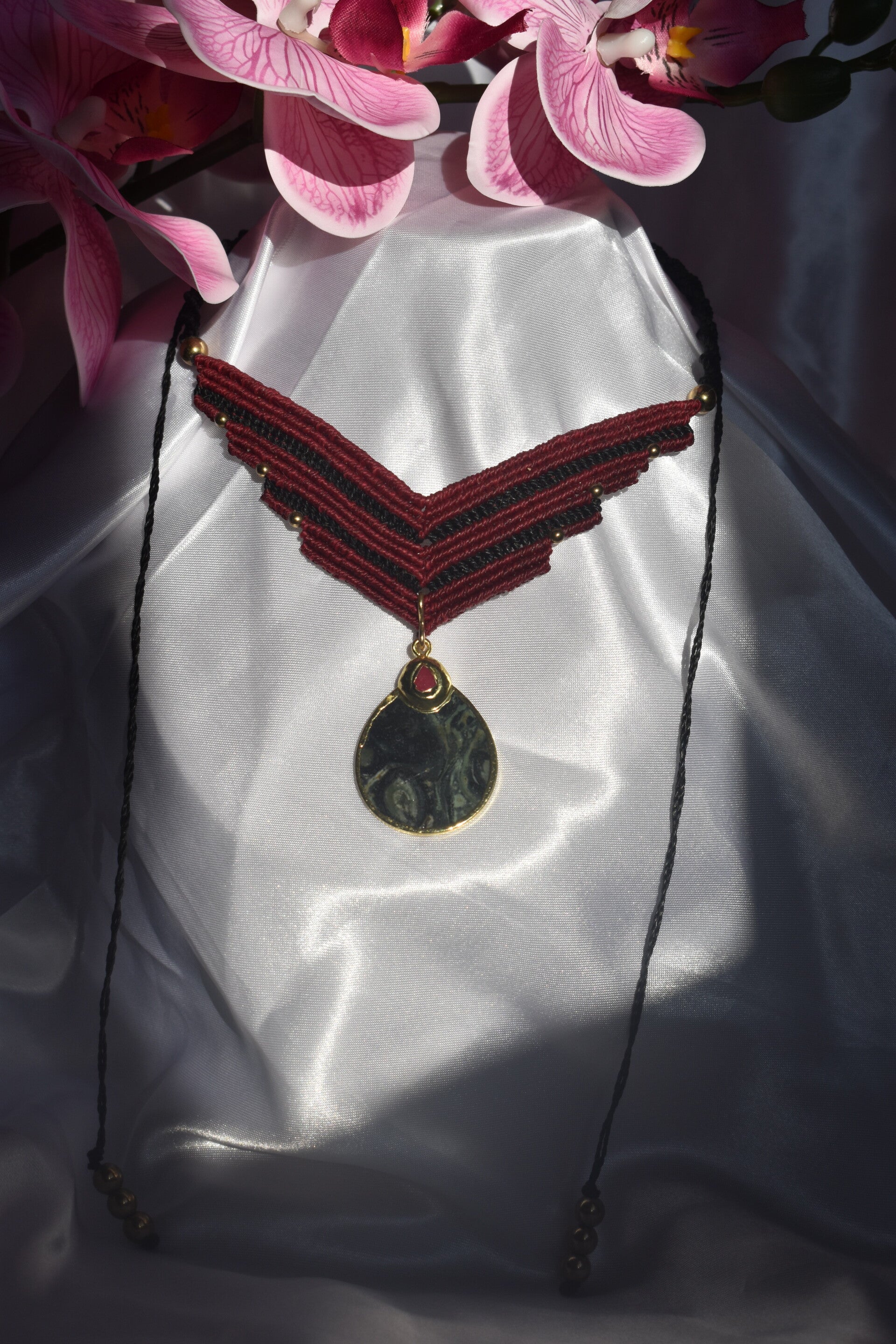 ​Collier Plastron « Reine d’Égypte » – Plastron en Micro-Macramé Bordeaux & Noir, Pendentif Labradorite & Hématite Champagne