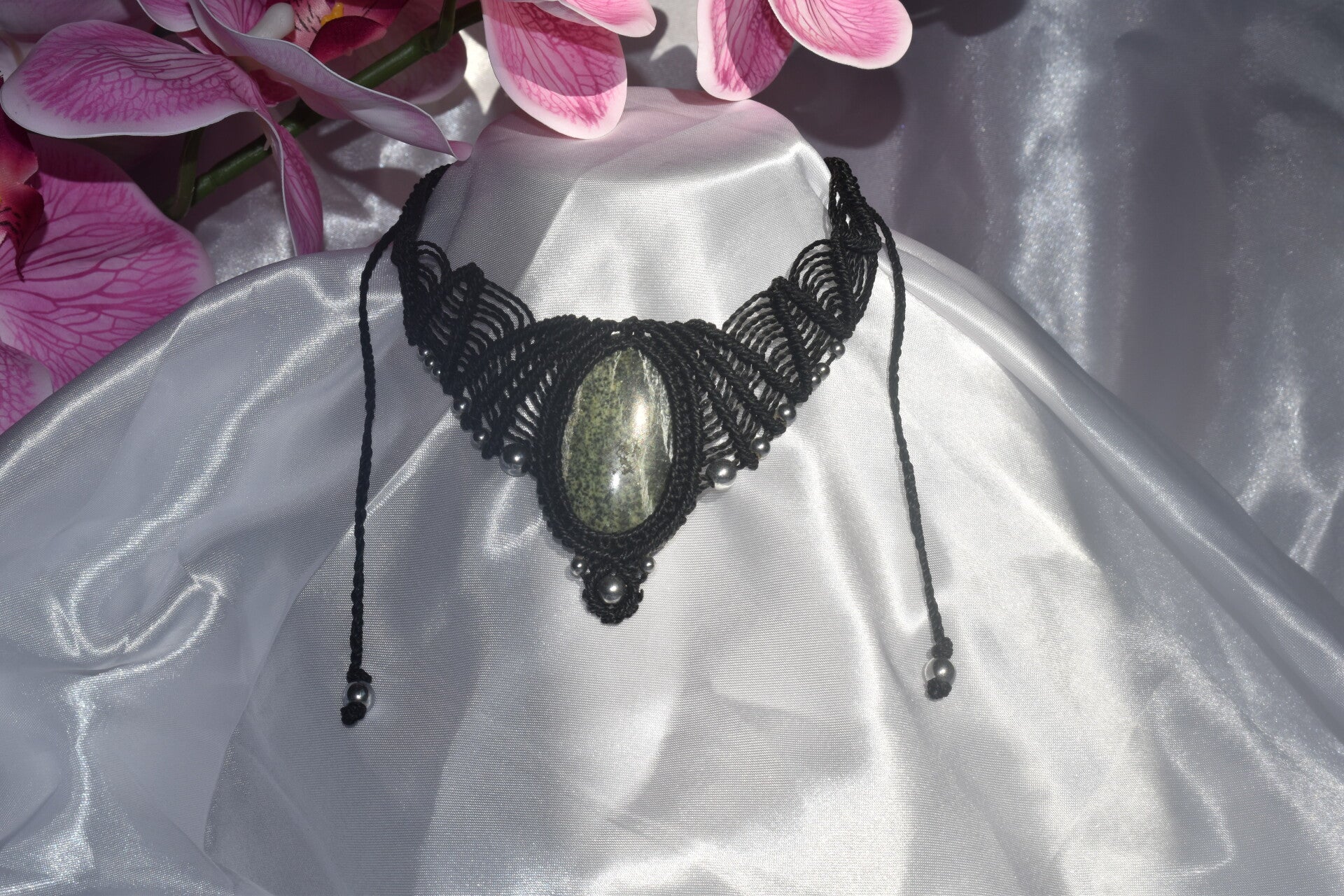 ​Collier Plastron « Esprit de la Forêt » – Plastron en Micro-Macramé Noir, Serpentine & Hématite Silver