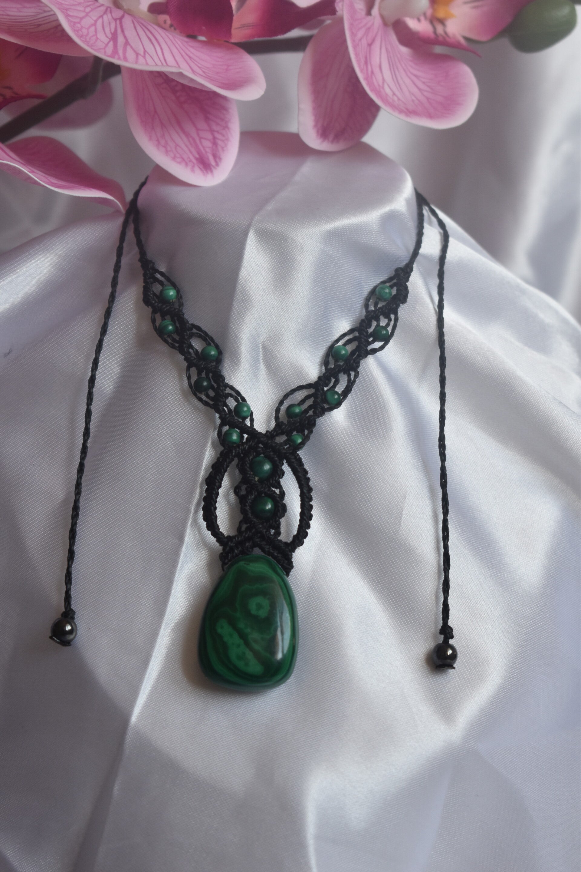 ​Collier « Jardin d’Émeraude » – Collier Fine Goutte en Micro-Macramé Noir & Malachite Naturelle
