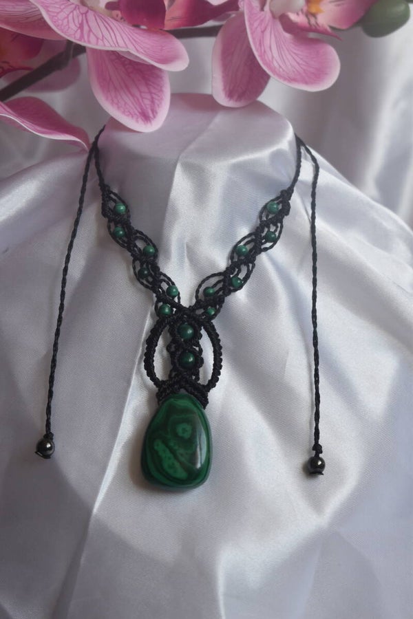 ​Collier « Jardin d’Émeraude » – Collier Fine Goutte en Micro-Macramé Noir & Malachite Naturelle