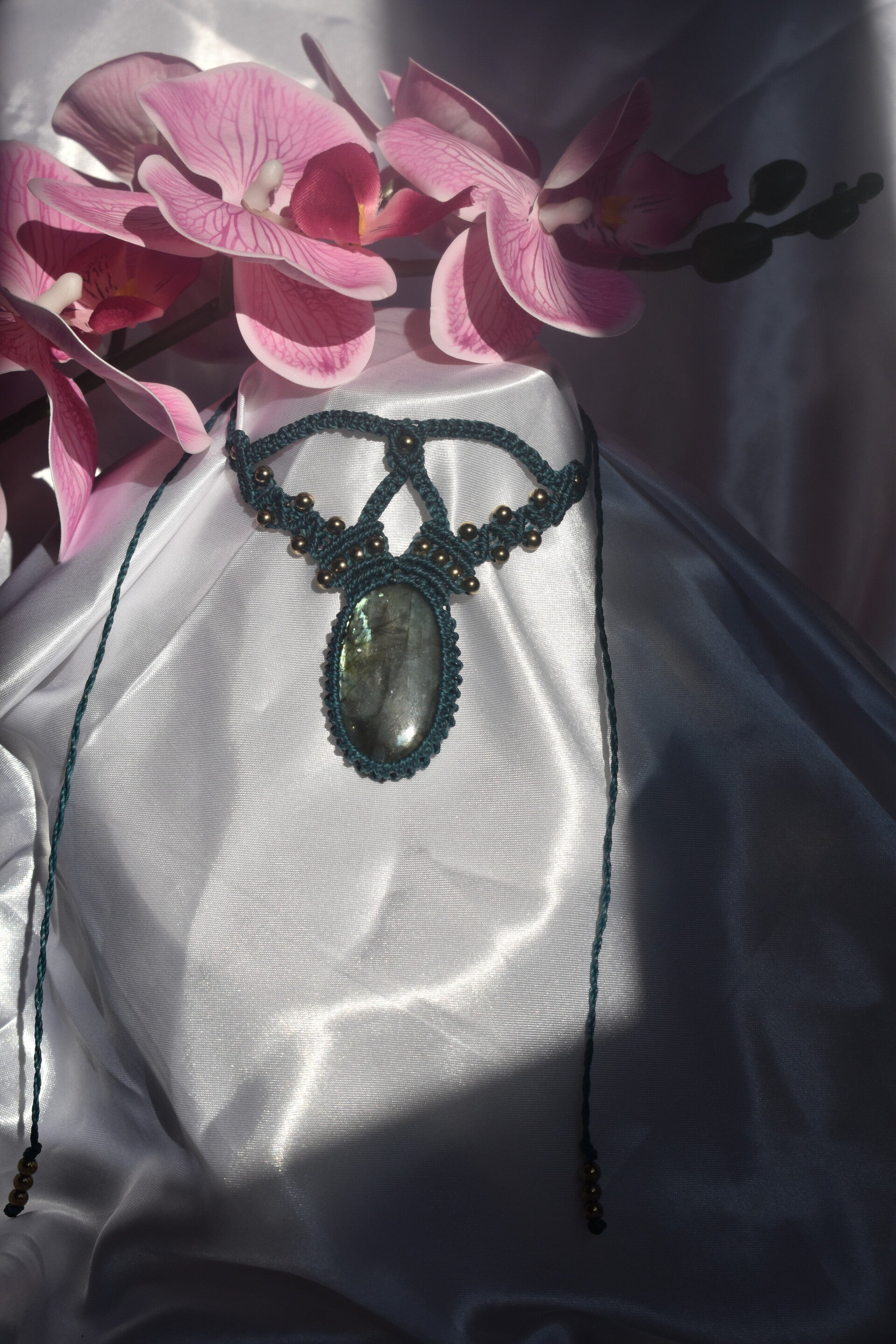 ​Collier Plastron « Aurore Boréale » – Plastron en Micro-Macramé Vert Canard, Labradorite & Hématite Champagne