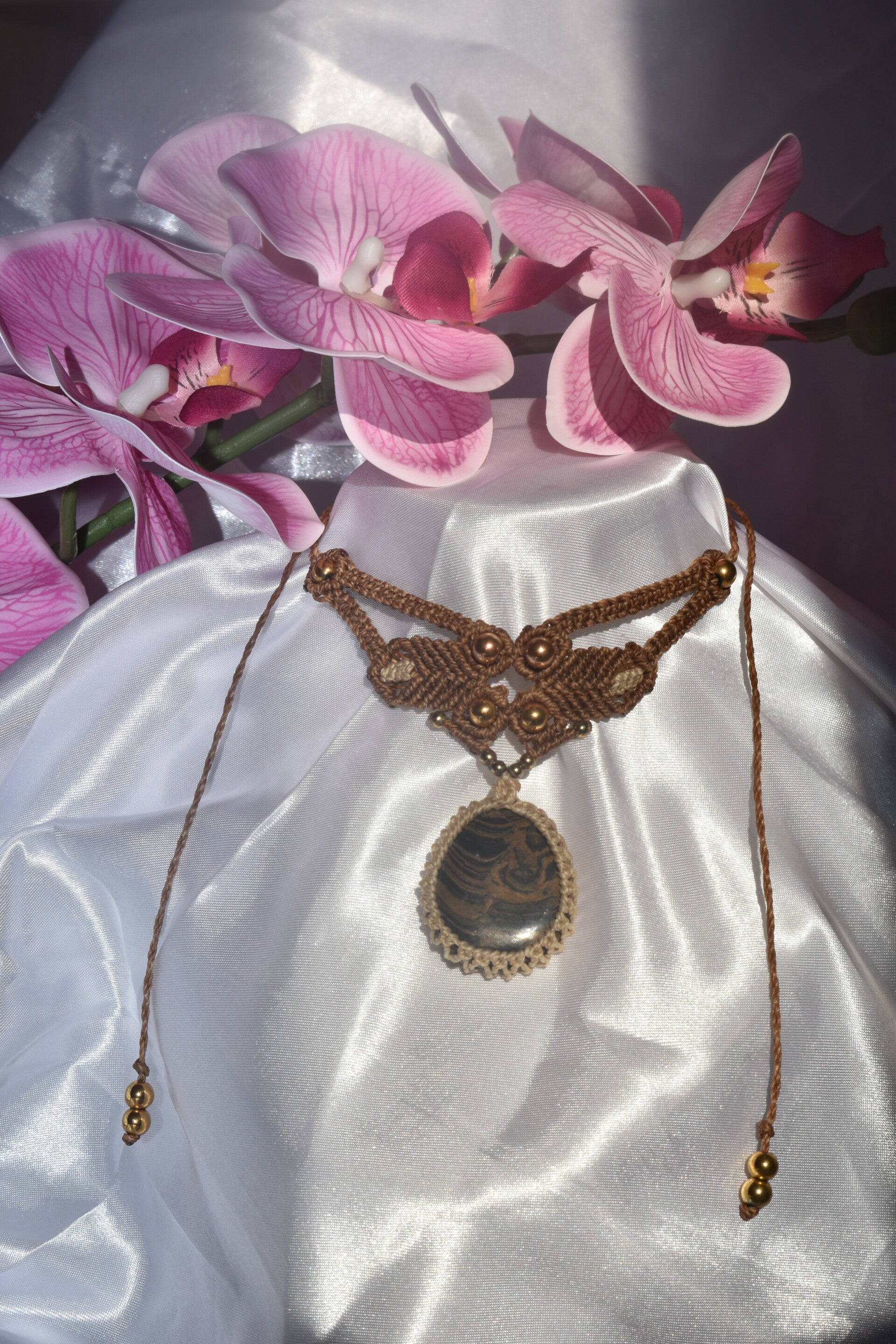 ​Collier Plastron « Racine de la Terre » – Plastron en Micro-Macramé Marron & Beige, Jaspe Stromatolite & Hématite Dorée Rose