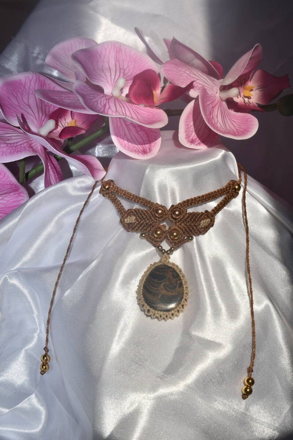 ​Collier Plastron « Racine de la Terre » – Plastron en Micro-Macramé Marron & Beige, Jaspe Stromatolite & Hématite Dorée Rose