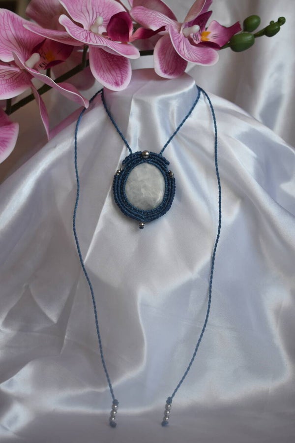 ​Collier Médaillon « Abysse Céleste » – Pendentif en Micro-Macramé Bleu Marine, Calcite Bleue & Hématite Silver