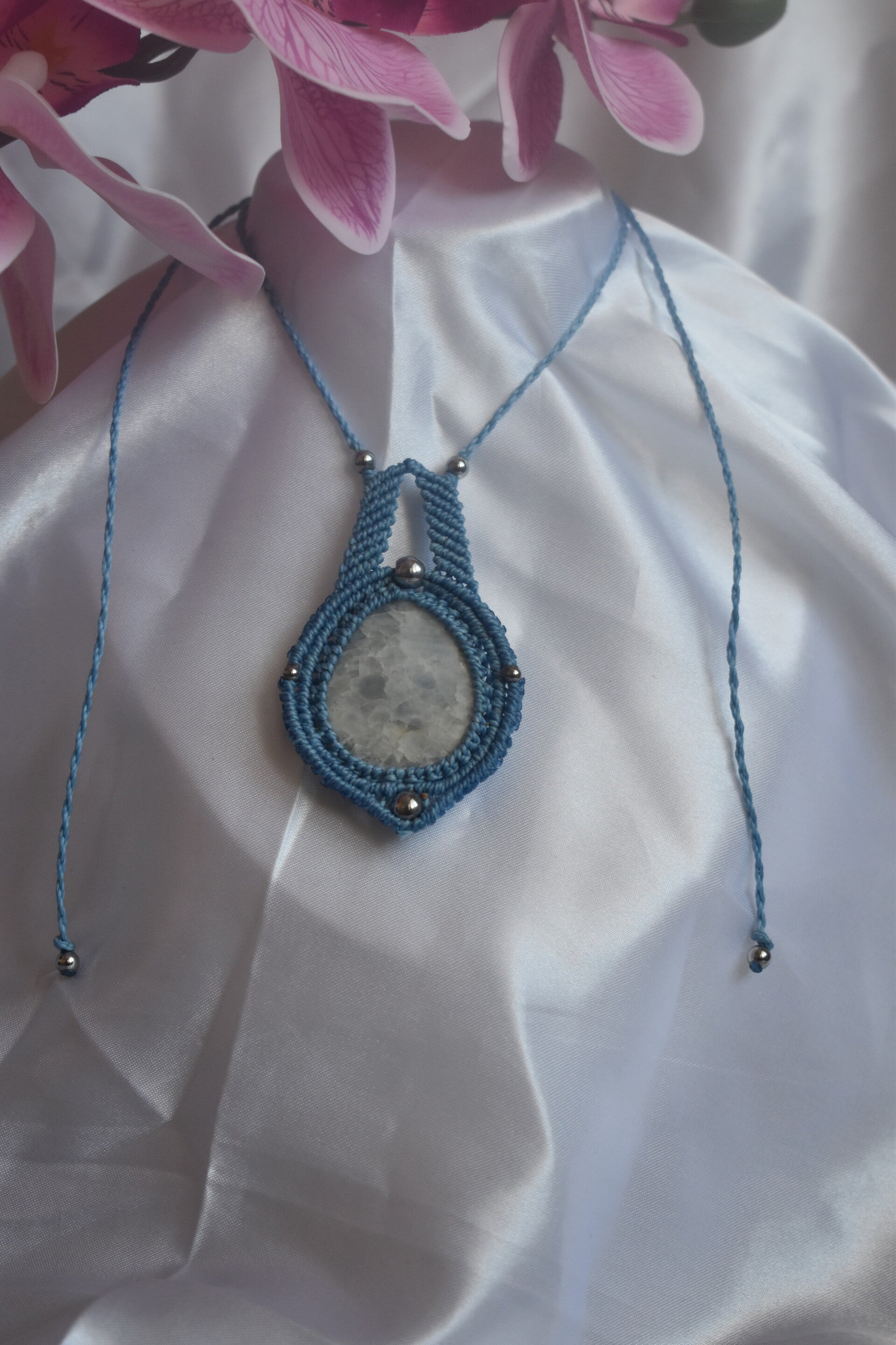 ​Collier « Douceur Céleste » – Pendentif en Micro-Macramé Bleu Ciel, Calcite Bleue & Hématite Silver Facettée