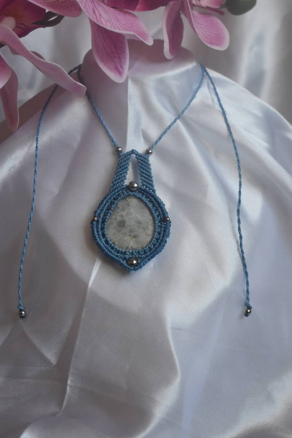 ​Collier « Douceur Céleste » – Pendentif en Micro-Macramé Bleu Ciel, Calcite Bleue & Hématite Silver Facettée