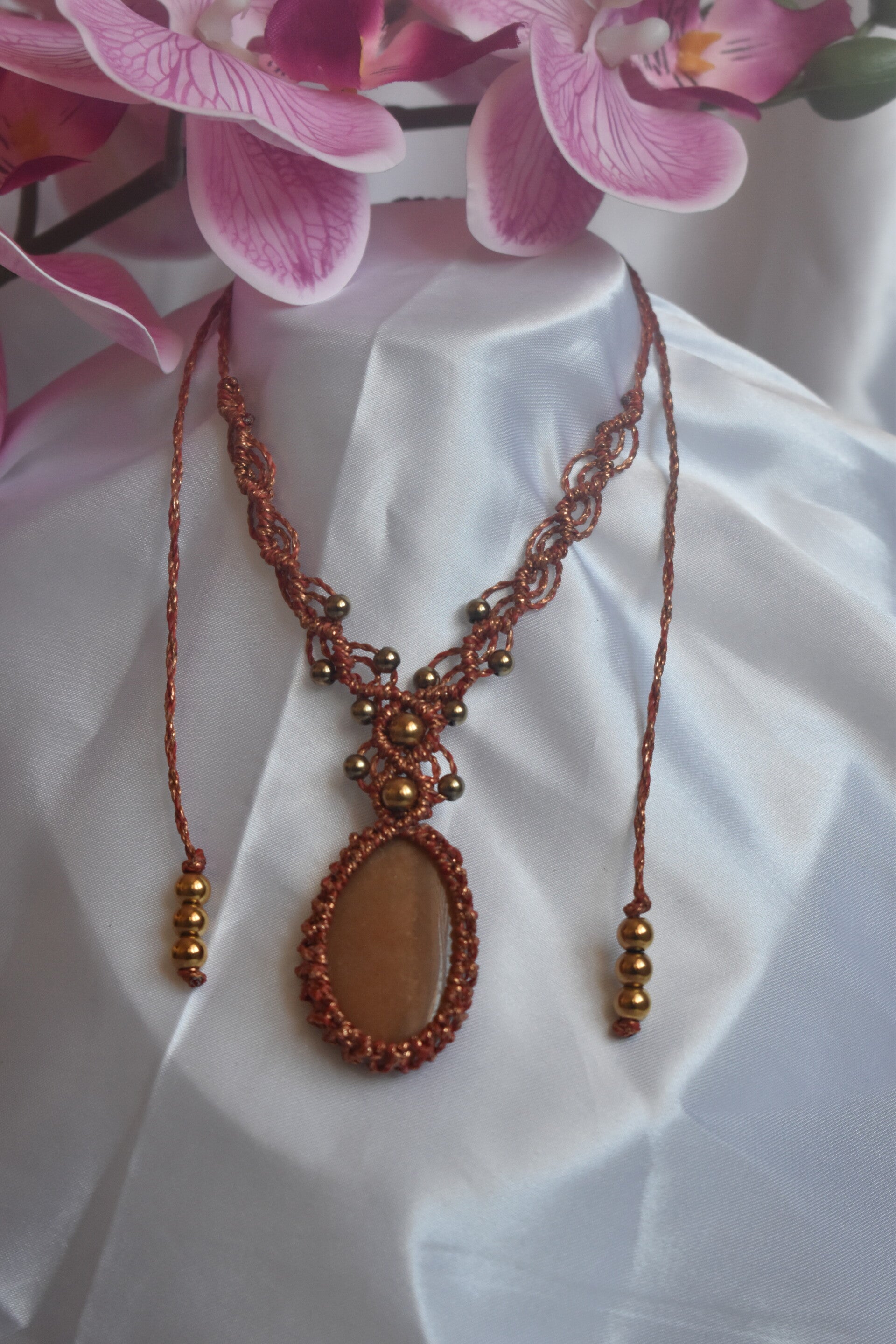​Collier « Énergie Solaire » – Collier en Micro-Macramé Terracotta Cuivré, Cornaline & Hématite Champagne