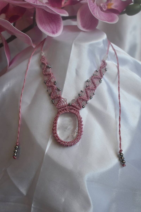 ​Collier « Clarté Poudrée » – Collier en Micro-Macramé Rose Poudré, Cristal de Roche & Hématite Silver