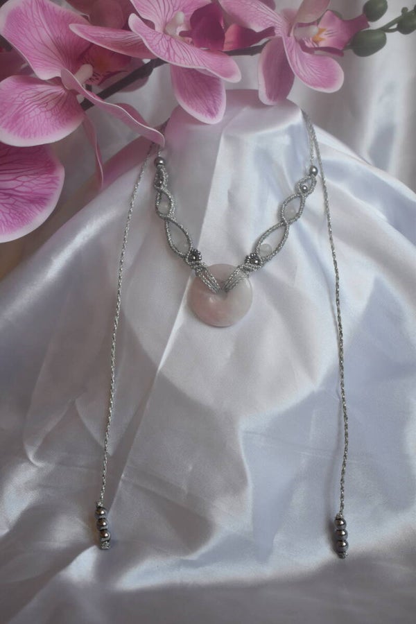 ​Collier « Tendresse Argenteuse » – Collier en Micro-Macramé Gris Argenté, Donut Quartz Rose & Hématite Silver