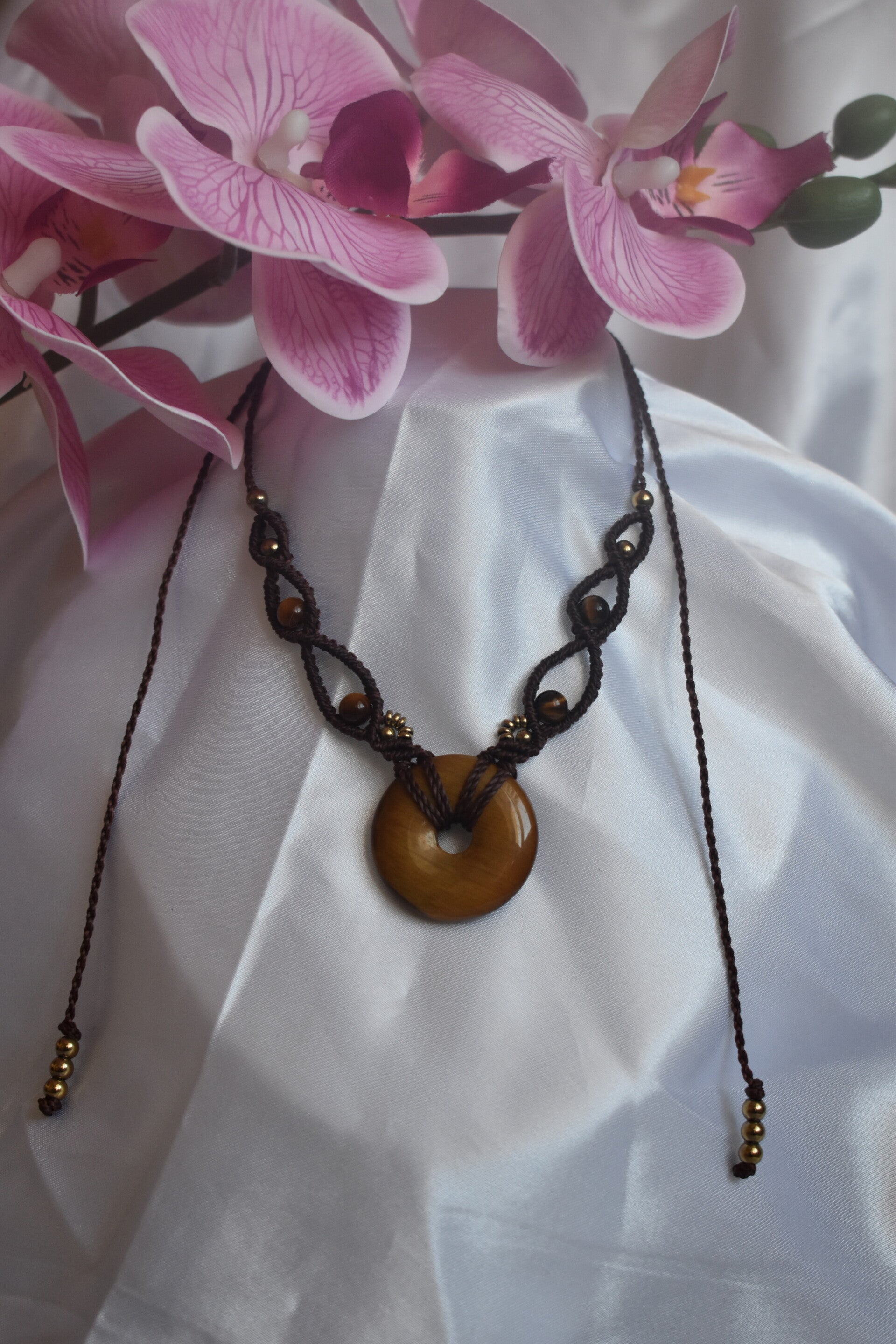 ​Collier « Bouclier d’Or » – Collier en Micro-Macramé Marron Chocolat, Donut Œil de Tigre & Hématite Champagne