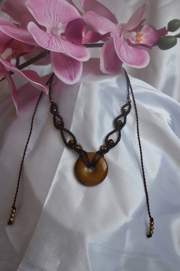 ​Collier « Bouclier d’Or » – Collier en Micro-Macramé Marron Chocolat, Donut Œil de Tigre & Hématite Champagne