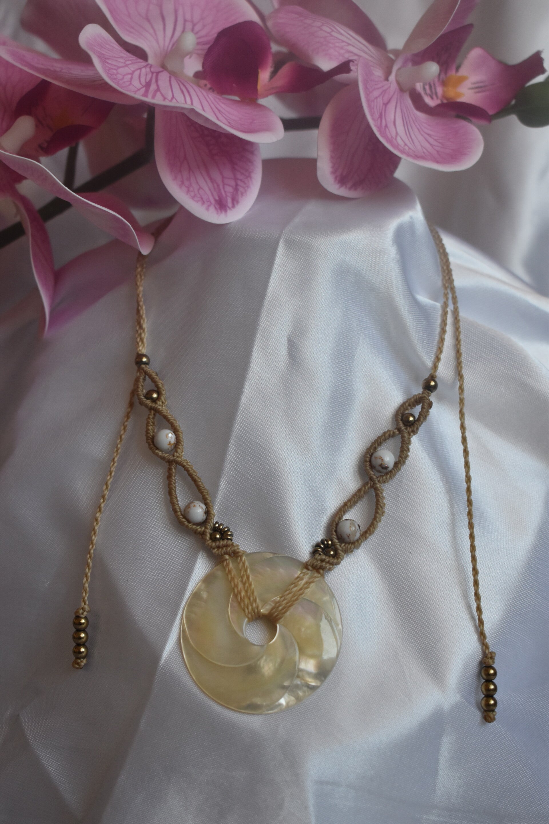 ​Collier « Écume Champagne » – Collier en Micro-Macramé Beige Doré, Disque de Nacre Sculpté & Hématite Champagne