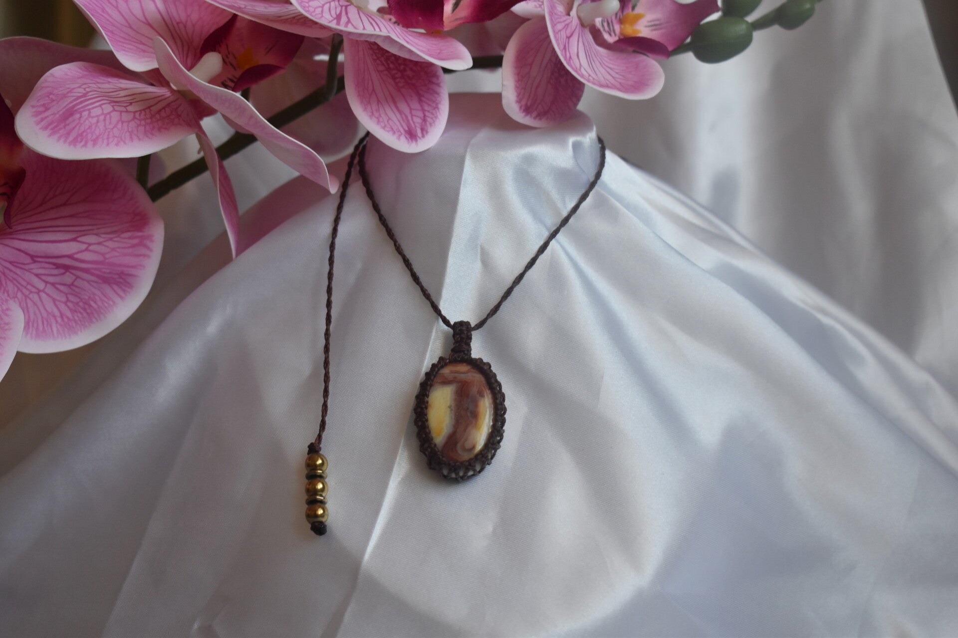 ​Collier Pendentif « Terre d’Ocre » – Pendentif en Micro-Macramé Marron Chocolat & Agate Naturelle