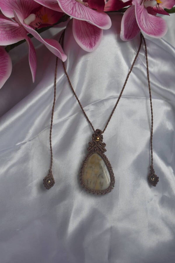 ​Pendentif « Empreinte du Temps » – Collier en Micro-Macramé Marron Warm, Corail Fossilisé & Hématite Champagn