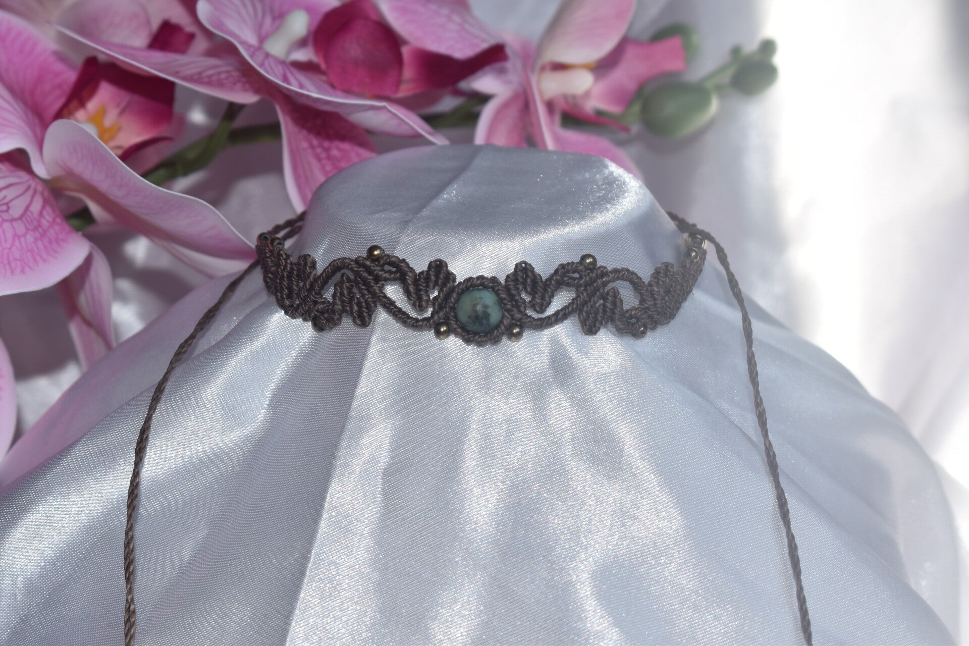 ​Choker « Liane d'Afrique » – Ras-de-cou en Micro-Macramé Marron Chocolat, Turquoise Africaine Mate & Hématite Champagne