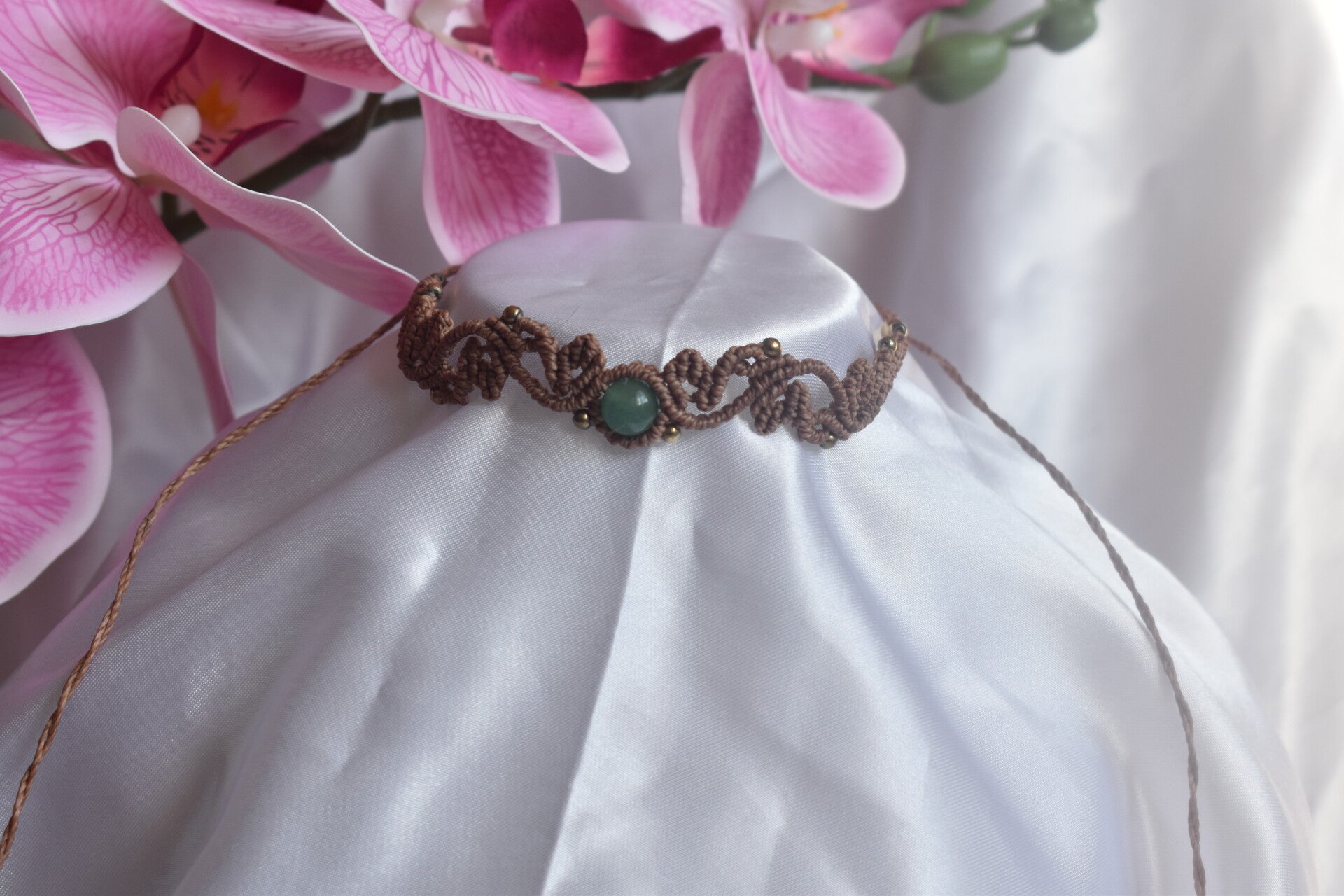 ​Choker « Feuillage d'Aventurine » – Ras-de-cou en Micro-Macramé Marron Chocolat, Aventurine Verte & Hématite Dorée