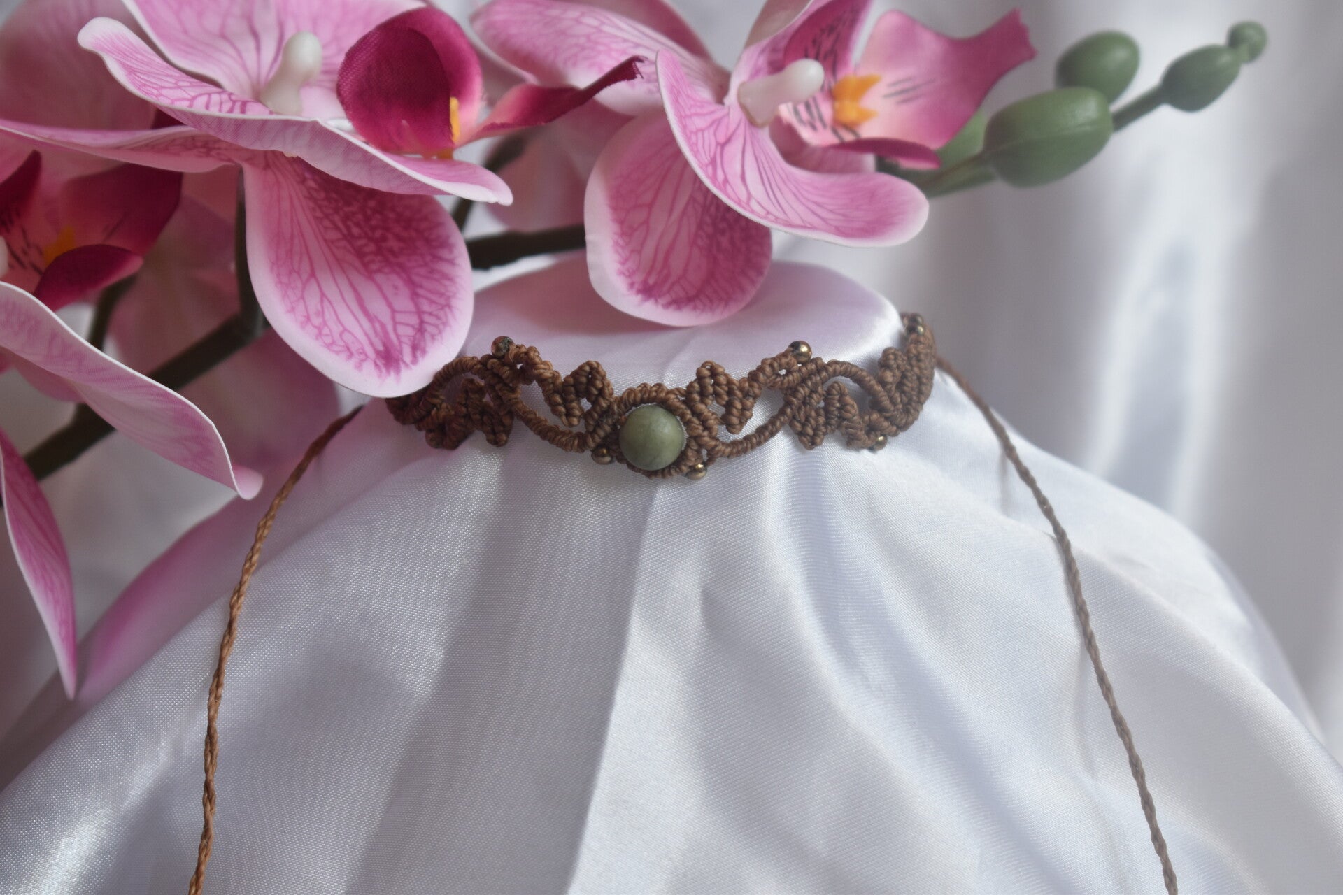 ​Choker « Jardin de Siam » – Ras-de-cou en Micro-Macramé Marron Chocolat, Jade Thaïlandais & Hématite Champagne
