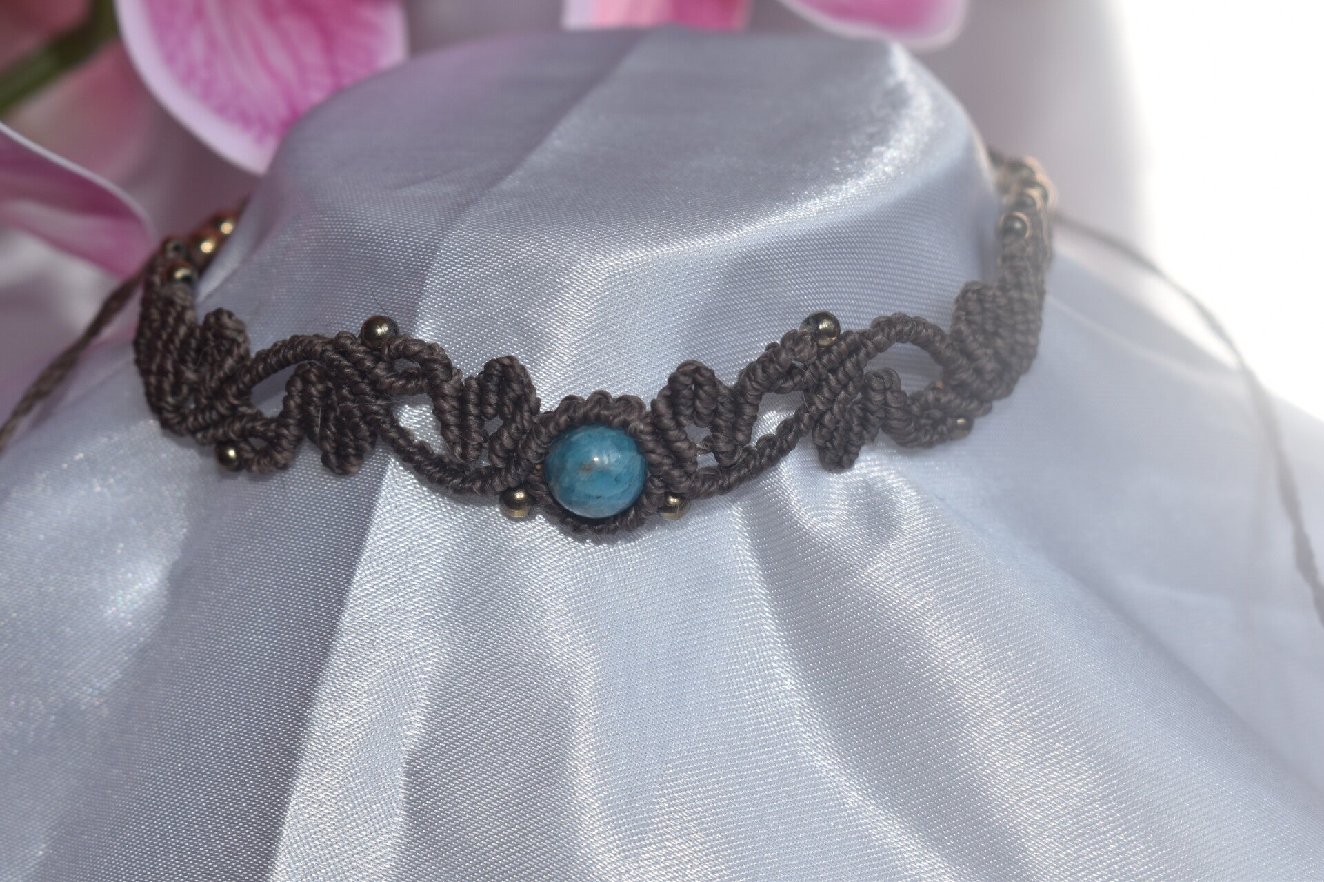 ​Choker « Laguna d'Apatite » – Ras-de-cou en Micro-Macramé Marron Chocolat, Apatite Bleue & Hématite Champagne