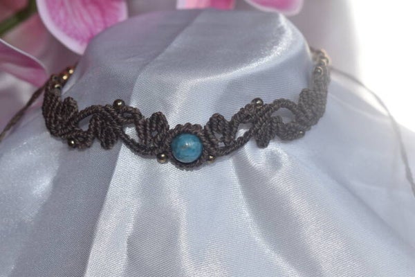 ​Choker « Laguna d'Apatite » – Ras-de-cou en Micro-Macramé Marron Chocolat, Apatite Bleue & Hématite Champagne
